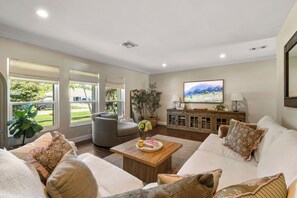 Smart TV, offices - (NEW) Tiki Palm House | Poolside Chef’s Kitchen (North Palm Beach)