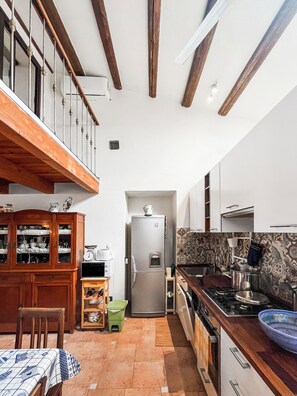 Microondas, horno, placa de cocina y lavavajillas