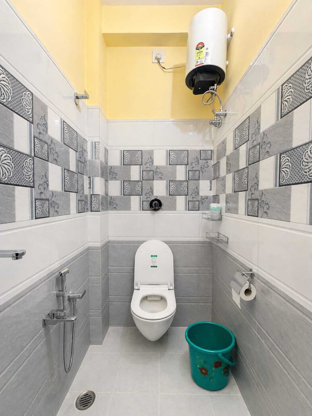 Ein Badezimmer mit Toilette, Bidet und Eimer.