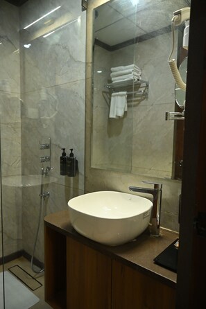 Deluxe Twin Room, Multiple Beds | Bathroom