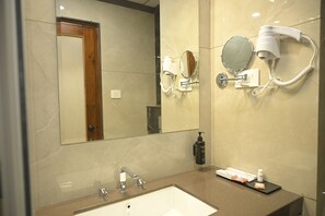 Serviettes fournies, savon, shampoing, papier toilette