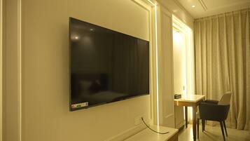 Deluxe Triple Room, Multiple Beds | Interior