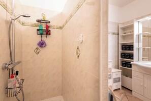 Douche, sèche-cheveux, serviettes fournies, shampoing