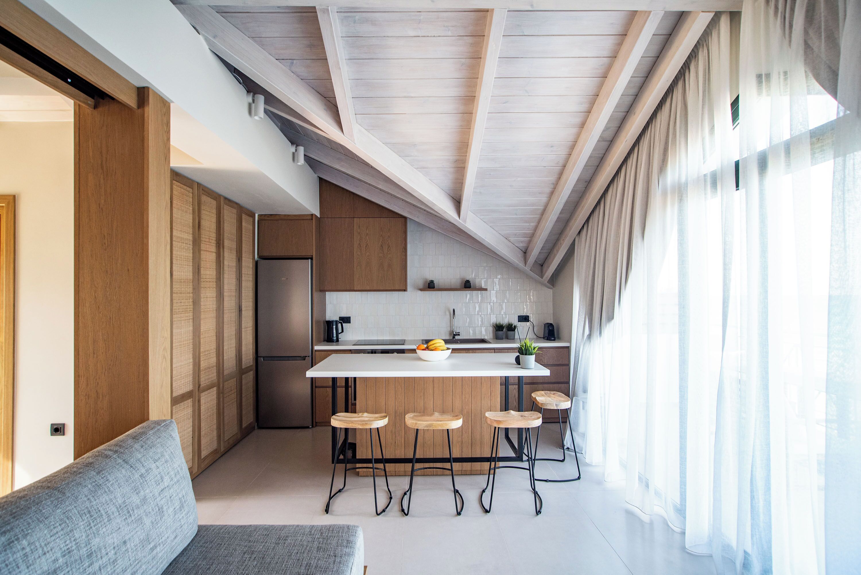 Loft with Sea View | Woonruimte | Een smart-tv