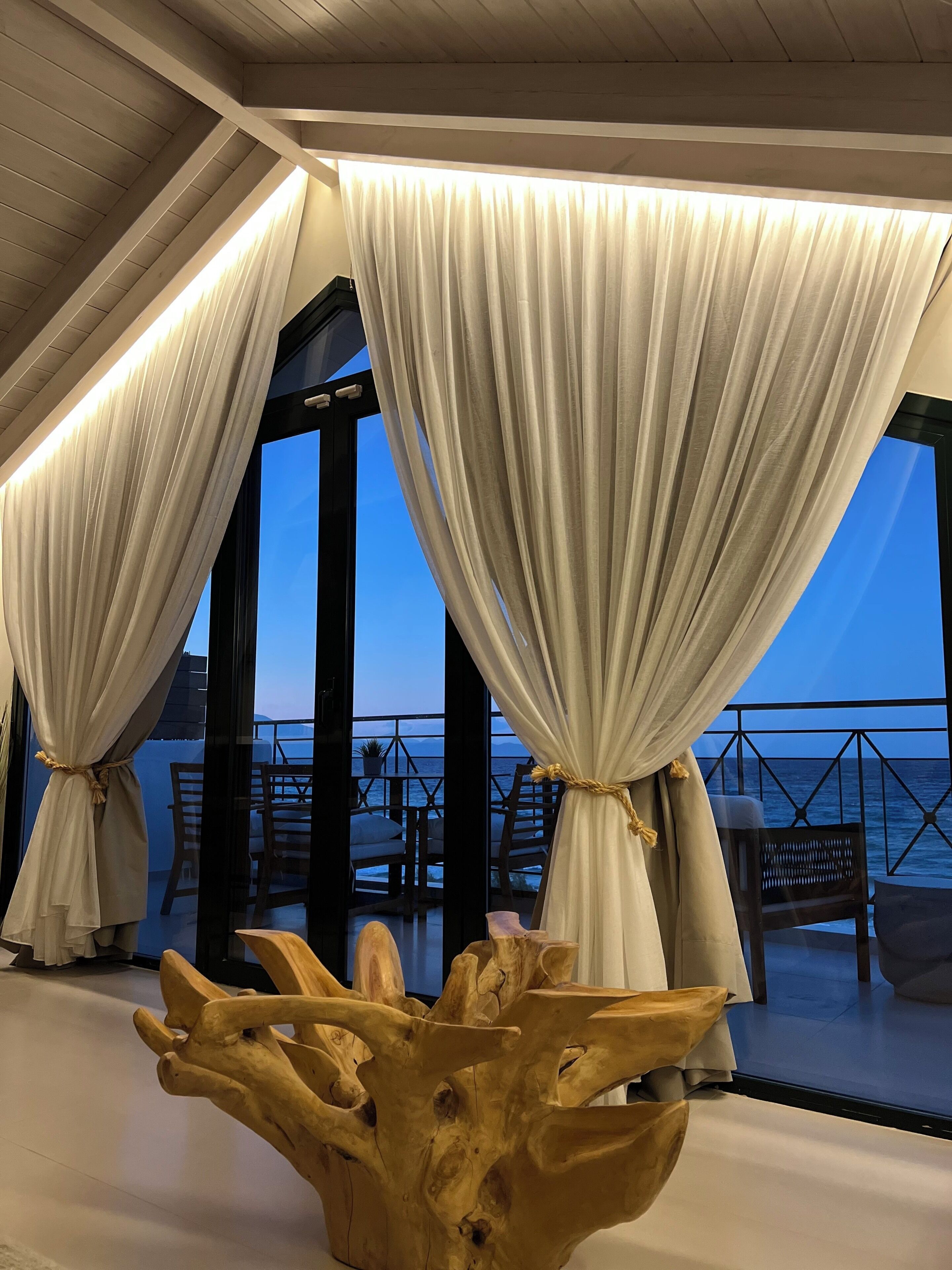 Loft with Sea View | Woonruimte | Een smart-tv