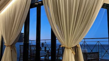 Loft with Sea View | Area keluarga | Smart TV