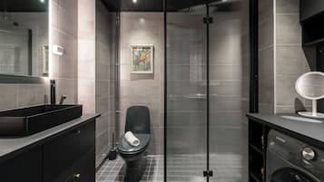 Appartamento Superior, aria condizionata, vista città | Bagno | Doccia, soffione a pioggia, set di cortesia gratuito, asciugacapelli
