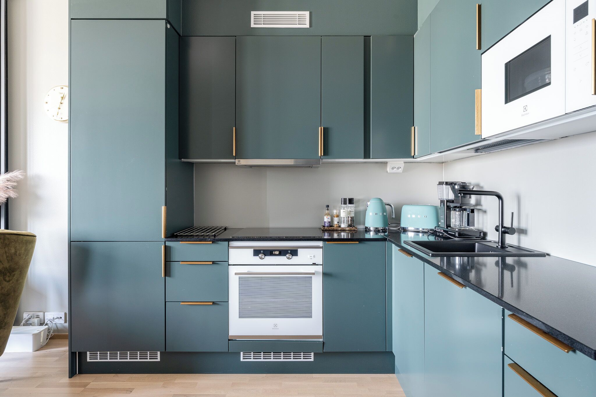 Superior appartement, airconditioning, uitzicht op de stad | Privékeuken | Een koelkast, een microgolfoven, een oven, een kookplaat