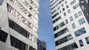 Dos edificios modernos y altos con un cielo despejado.