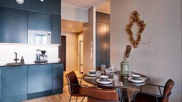 Appartement Supérieur, climatisation, vue ville | Cuisine privée | Réfrigérateur, micro-ondes, four, plaque de cuisson