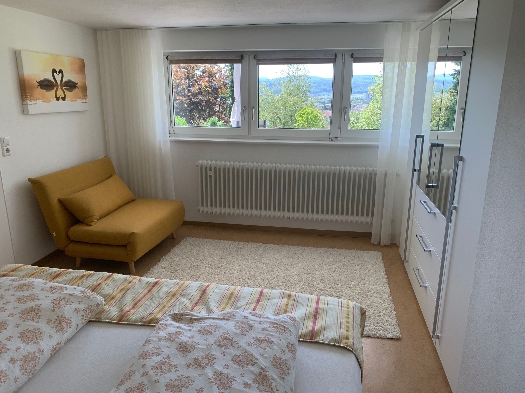 2 slaapkamers, een strijkplank/strijkijzer, internet, beddengoed