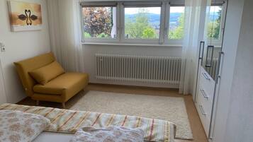 2 slaapkamers, een strijkplank/strijkijzer, internet, beddengoed