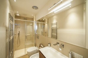 Een douche, een bidet, handdoeken