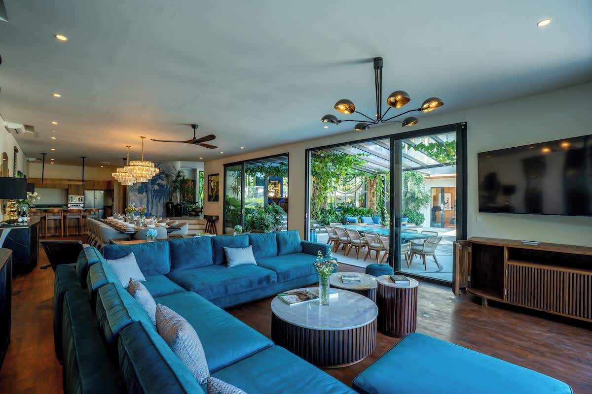 Ein modernes Wohnzimmer mit einer Eckcouch, einem Couchtisch und einem Fernseher.