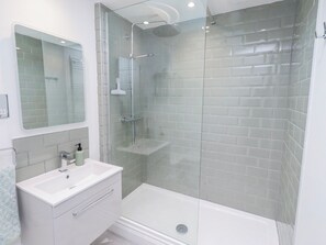 Shower - Middle Cottage (Alnwick)