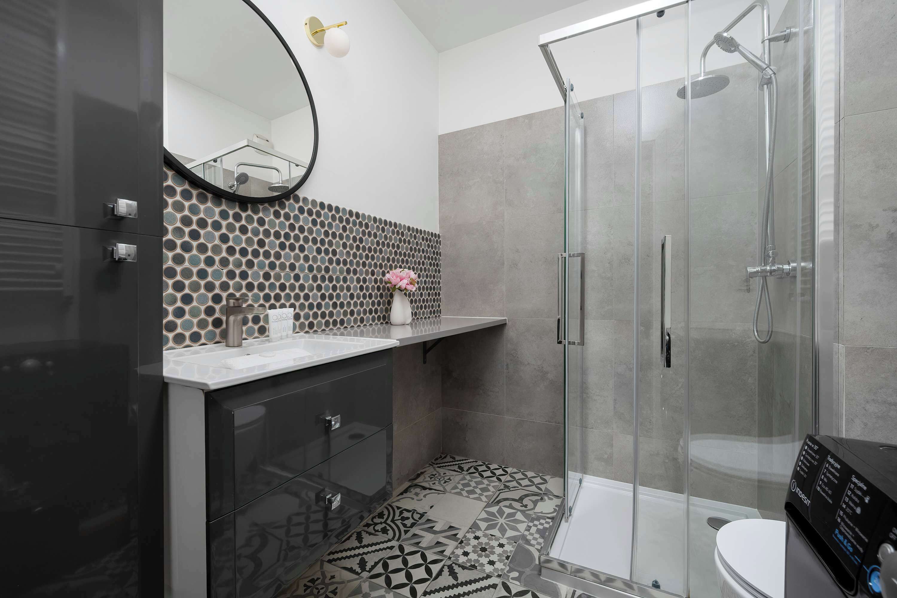 Douche, sèche-cheveux, serviettes fournies, shampoing