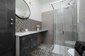 Douche, sèche-cheveux, serviettes fournies, shampoing