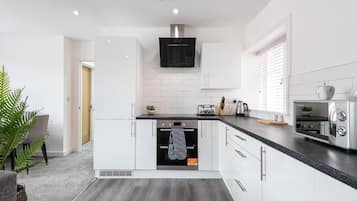 Standard Apartment | Private kitchen | Fridge, microwave, oven, stovetop
