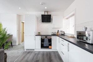 Standard Apartment | Private kitchen | Fridge, microwave, oven, stovetop - Middleton Chambers by Guestz (Hull)