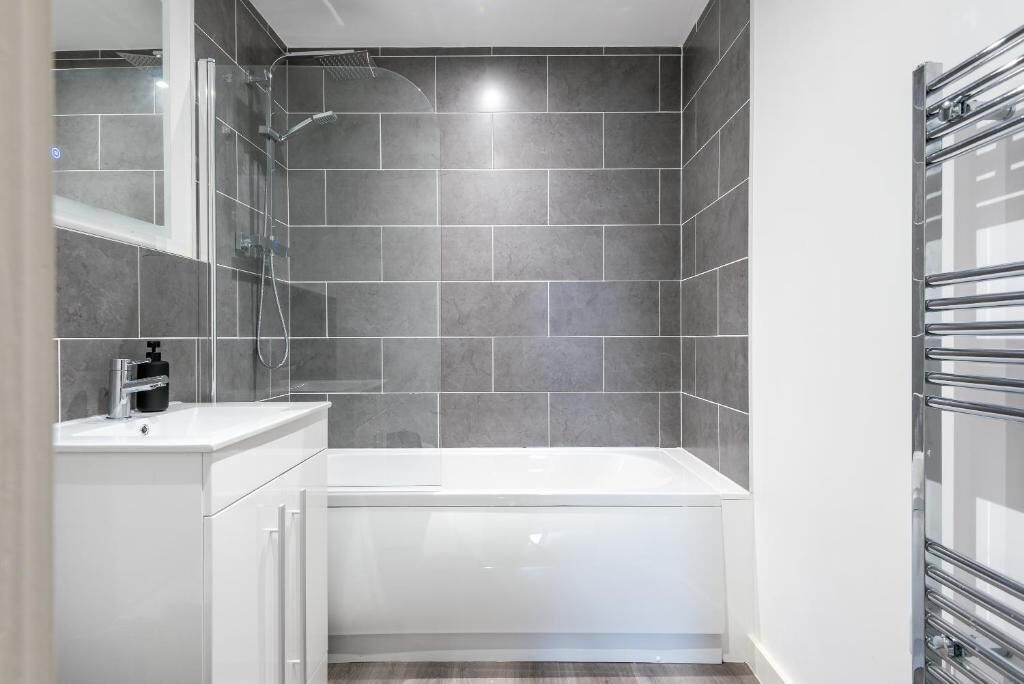 Apartment | Bathroom | Towels, toilet paper