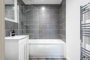 Apartment | Bathroom | Towels, toilet paper - Middleton Chambers by Guestz (Hull)
