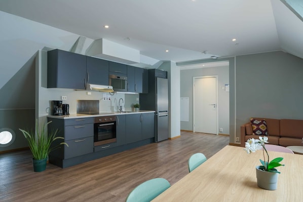 Full-size fridge, microwave, oven, stovetop
