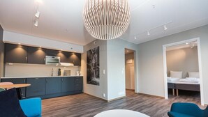 Un apartamento moderno con cocina, comedor y un dormitorio.