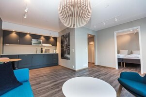 Habitación estándar con 1 cama doble o 2 individuales, balcón | Zona de estar