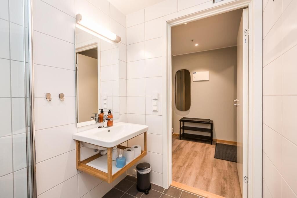 Standardlejlighed | Badeværelse | Bruser, håndklæder, Sæbe, Shampoo