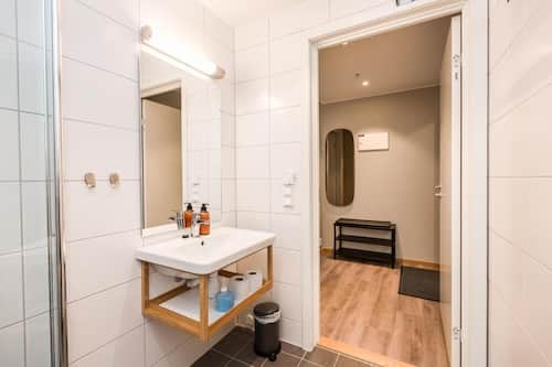 Standard Condo | Bathroom | Shower, towels, soap, shampoo