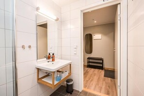 Standardlejlighed | Badeværelse | Bruser, håndklæder, Sæbe, Shampoo