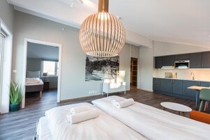Habitación doble superior, balcón | Sistema de insonorización y wifi gratis