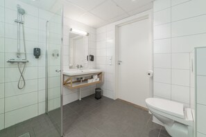 Shower, towels, soap, shampoo - MAYA Apartments - Kasjotten - Skjetten (Lillestrom)