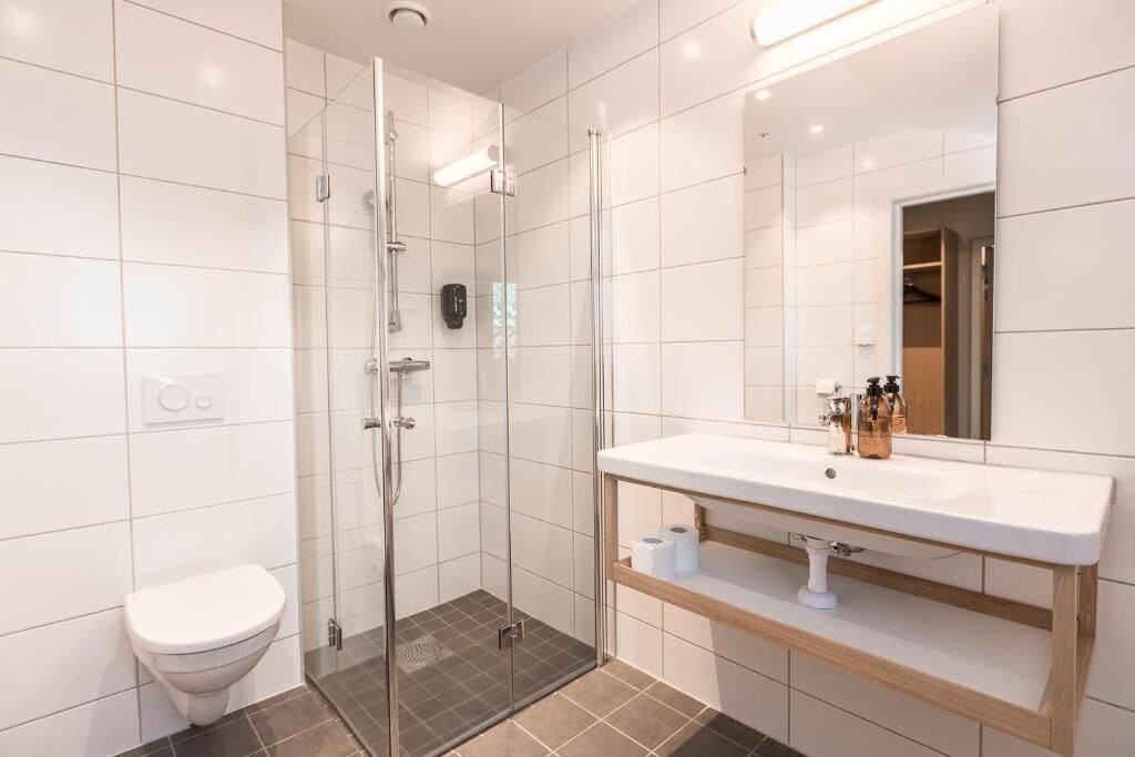 Quarto casal superior, sacada | Banheiro | Chuveiro, toalhas de banho, sabonete, shampoo