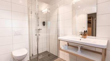 Quarto casal superior, sacada | Banheiro | Chuveiro, toalhas de banho, sabonete, shampoo