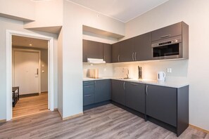 Standard Condo | Private kitchen | Full-size fridge, microwave, oven, stovetop - MAYA Apartments - Kasjotten - Skjetten (Lillestrom)