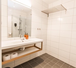 Standard Single Room | Bathroom | Shower, towels, soap, shampoo