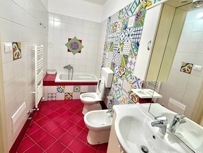 Hair dryer, bidet, towels, soap - Corner of paradise with private access to the sea (Castro)