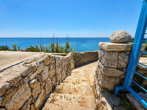 Corner of paradise with private access to the sea