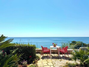 Outdoor dining - Corner of paradise with private access to the sea (Castro)