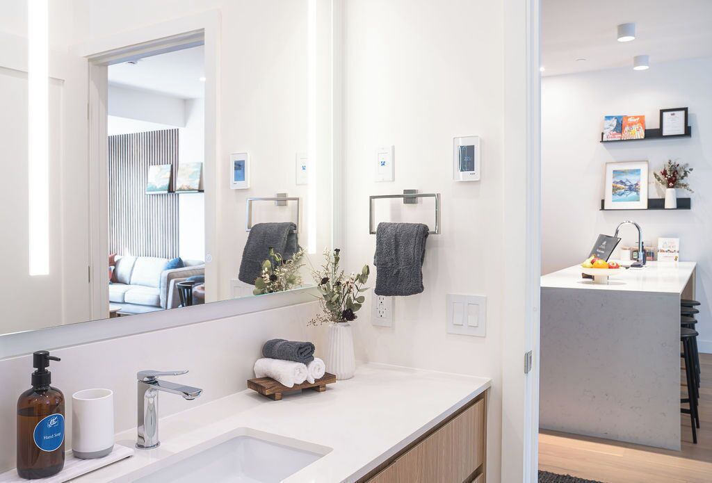 Bright & Stylish 2-bedroom, 2-bath Condo In Mackenzie Villageyour Cozy Mountain Retreat, Just Minutes From Outdoor Adventure, Dining, And Year-round Recreation. - Revelstoke