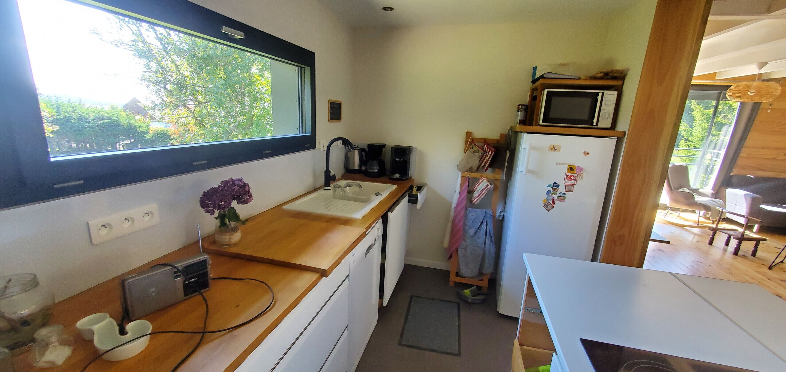 Fridge, oven, dishwasher, coffee/tea maker