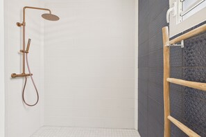 Shower, hair dryer, towels - Modern house for 8 50m from the beach (Le Diamant)