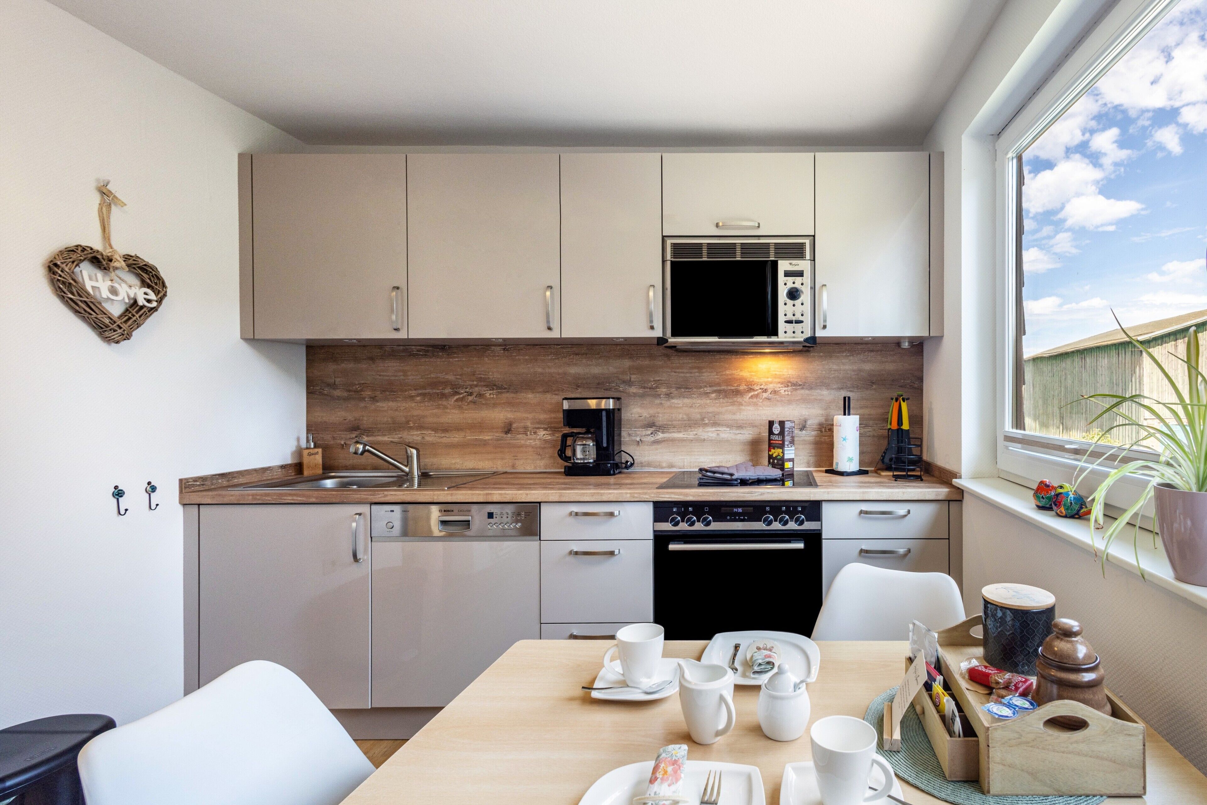 Wasserkocher mit Kaffee-/Teezubehör, Kühlschrank, Mikrowelle, Ofen