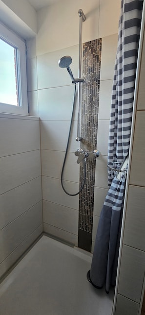 Shower, hair dryer, towels