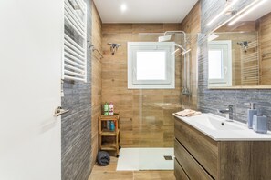 Shower, hair dryer, towels - Holiday Home 'Villa Toro' with Mountain Views, Wi-Fi and Air Conditioning (Maçanet de la Selva)