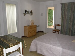 1 bedroom, iron/ironing board, WiFi, bed sheets - Apartment 'Appt Saint Remy De Provence' with Private Terrace and Wi-Fi (Saint-Étienne)