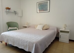 1 bedroom, iron/ironing board, WiFi, bed sheets - Apartment 'Appt Saint Remy De Provence' with Private Terrace and Wi-Fi (Saint-Étienne)