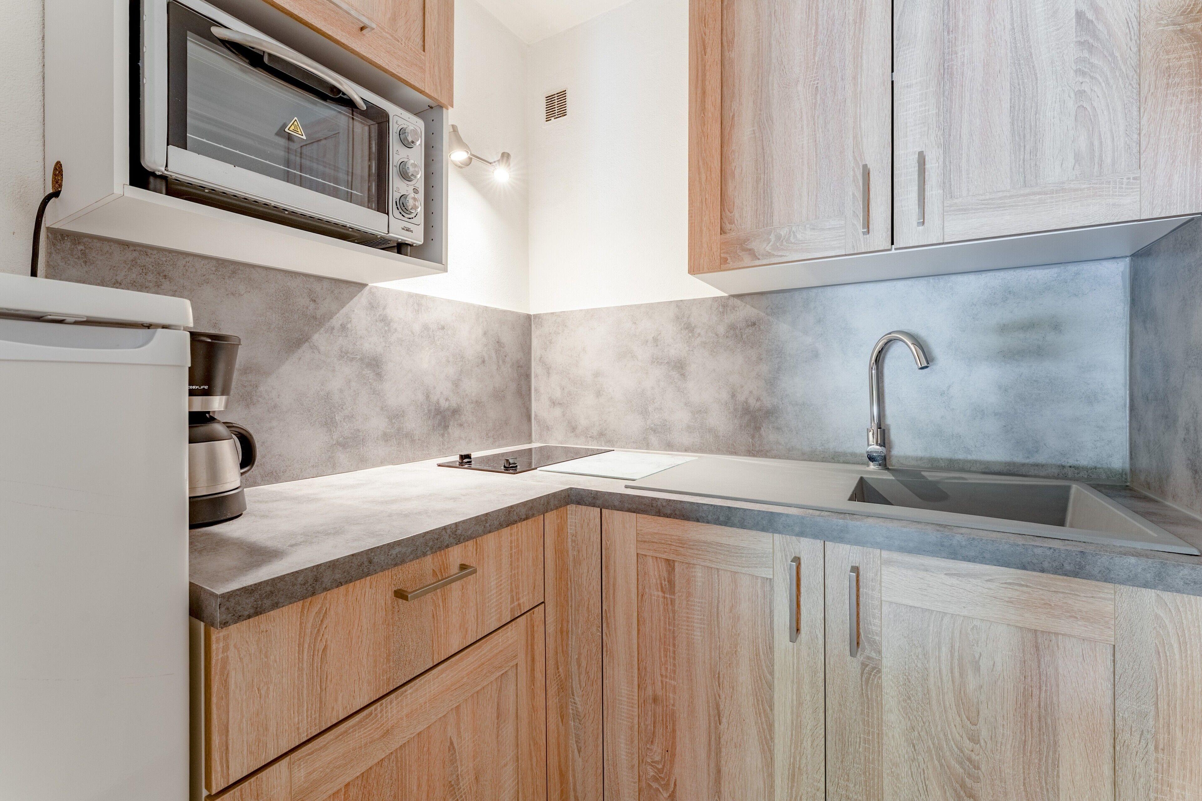 Geladeira, micro-ondas, cooktop, cafeteira/chaleira