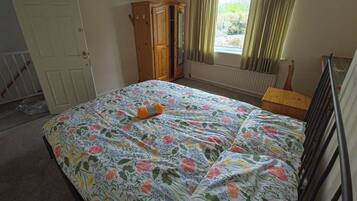 4 bedrooms, iron/ironing board, free WiFi, bed sheets